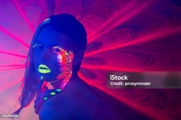 Retrato De Mulher Com Maquiagem Brilhante Colorido De Luz Negra - Fotografias de stock e mais imagens de Cor néon