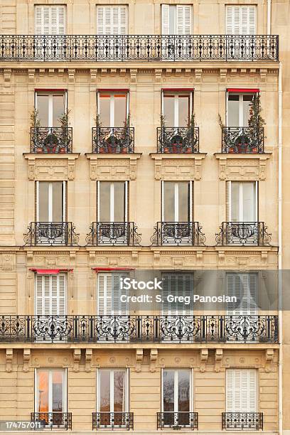 Foto de Pelas Janelas Parisienses e mais fotos de stock de Paris - Paris, Exterior de Prédio, Fachada