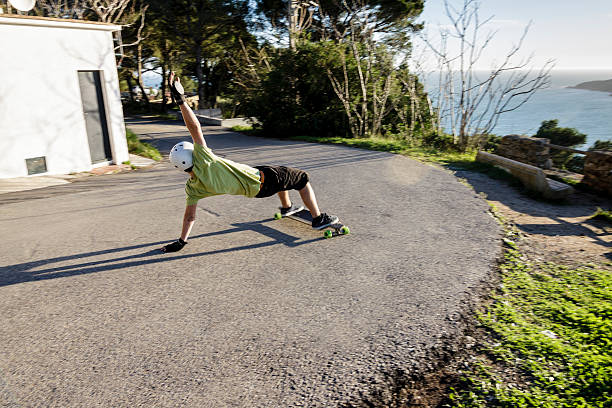 giovane uomo andare sullo skate-board - extreme skateboarding action balance motion foto e immagini stock