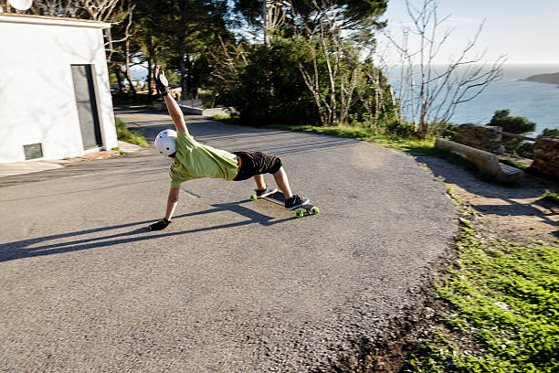 乗る若い男性 - extreme skateboarding action balance motion ストックフォトと画像