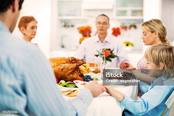 Photo libre de droit de Famille Tenant Les Mains Et Les Rendre Grâce À Thanksgiving banque d'images et plus d'images libres de droit de Adulte