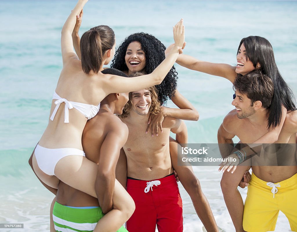 Verspielte Freunde am Strand - Lizenzfrei Afrikanischer Abstammung Stock-Foto