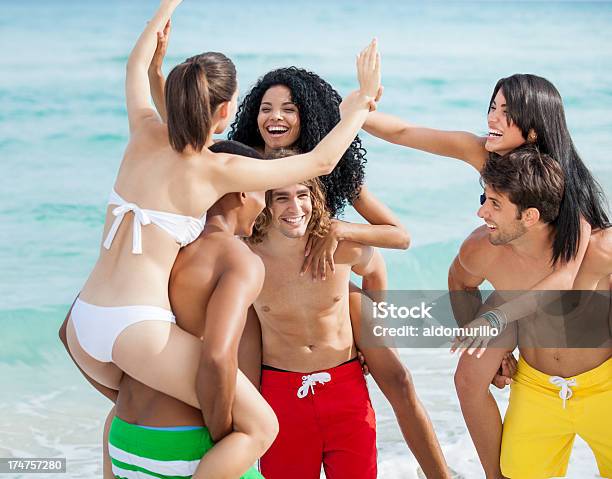 Verspielte Freunde Am Strand Stockfoto und mehr Bilder von Afrikanischer Abstammung - Afrikanischer Abstammung, Aufregung, Badebekleidung