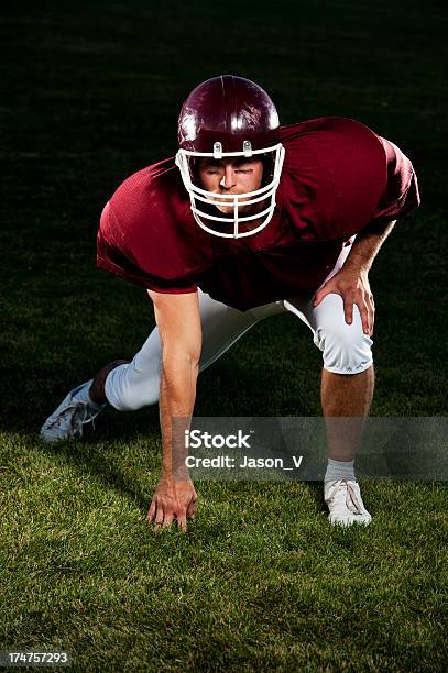 Jugador De Fútbol Foto de stock y más banco de imágenes de Adulto - Adulto, Agacharse, Atleta - Papel social