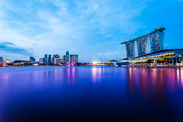シンガポールのマリーナベイの夕暮れ - marina bay sands hotel architecture asia travel destinations ストックフォトと画像