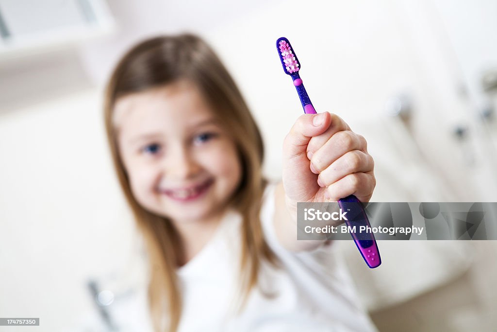 Dziewczynka szczotkowanie zębów - Zbiór zdjęć royalty-free (Dziewczyny)