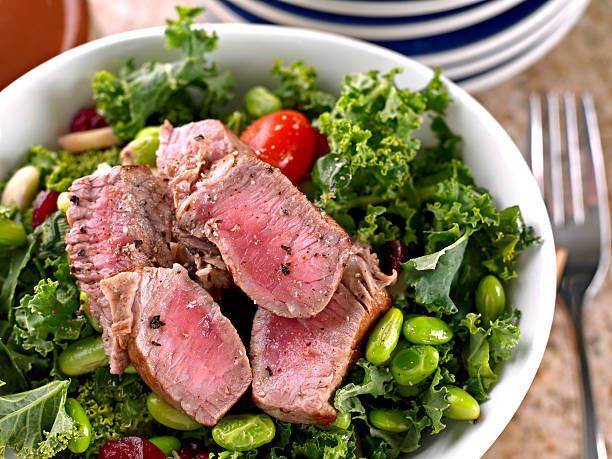 świeże sałatki z pieczona wołowina. - spinach salad fork low carb diet zdjęcia i obrazy z banku zdjęć