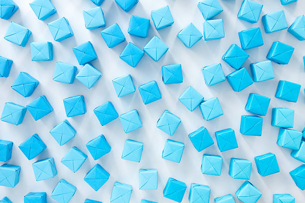 papel azul em forma de cubo - craft block togetherness community - fotografias e filmes do acervo