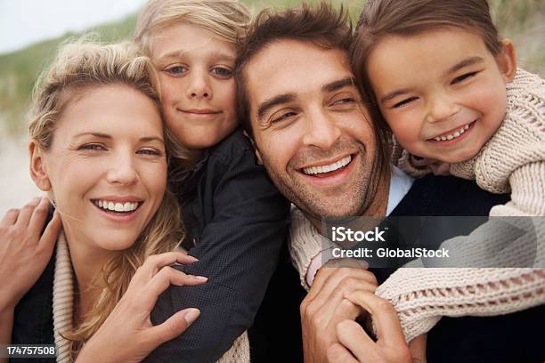 우리 아이들이 좋아하는 해변 가족에 대한 스톡 사진 및 기타 이미지 - 가족, 기혼, 남성