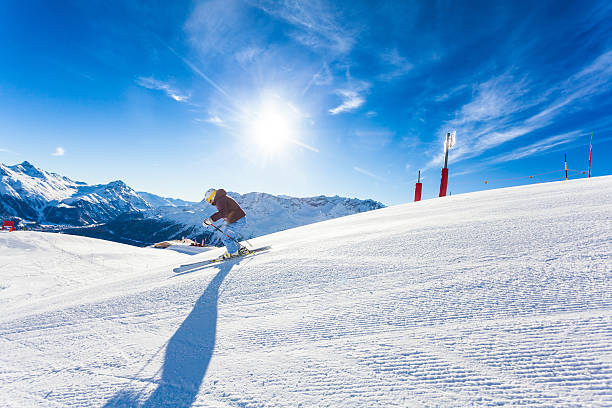 weibliche skifahrer auf die alpen und sonntag - engadine switzerland europe clear sky stock-fotos und bilder