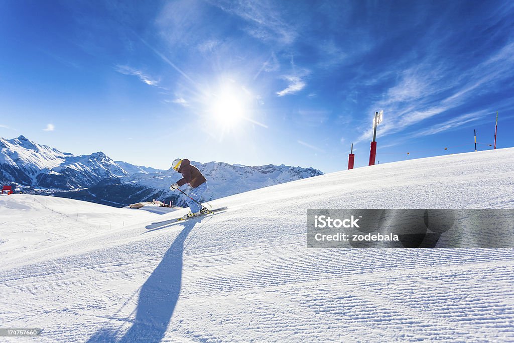 Mulher esquiador Alpes e sol - Royalty-free Alpes Europeus Foto de stock