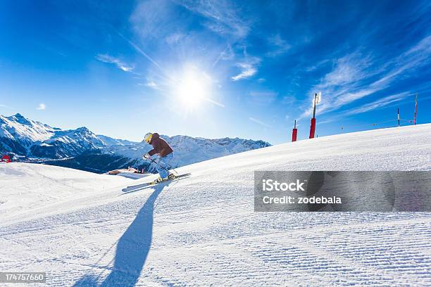 Mulher Esquiador Alpes E Sol - Fotografias de stock e mais imagens de Alpes Europeus - Alpes Europeus, Alpes suíços, Ao Ar Livre
