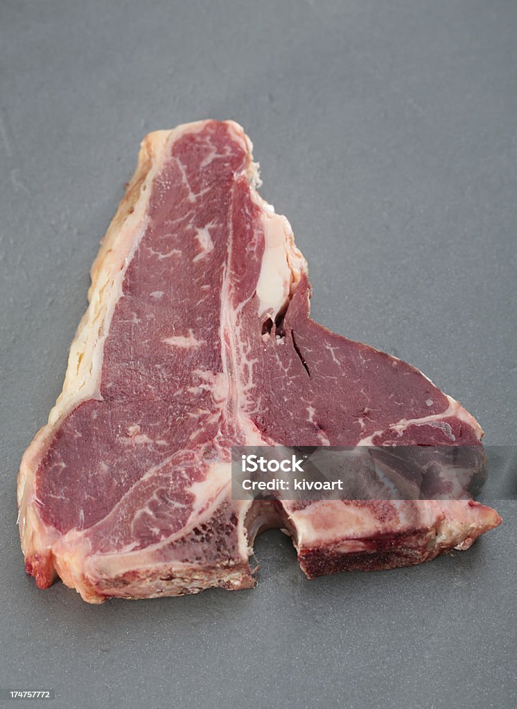 T-Bone Raw de la viande de boeuf - Photo de Ail - Légume à bulbe libre de droits