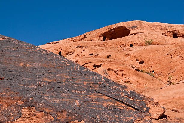 starożytny petroglyphs na kanion ściany - cave painting prehistoric art north american tribal culture nevada zdjęcia i obrazy z banku zdjęć