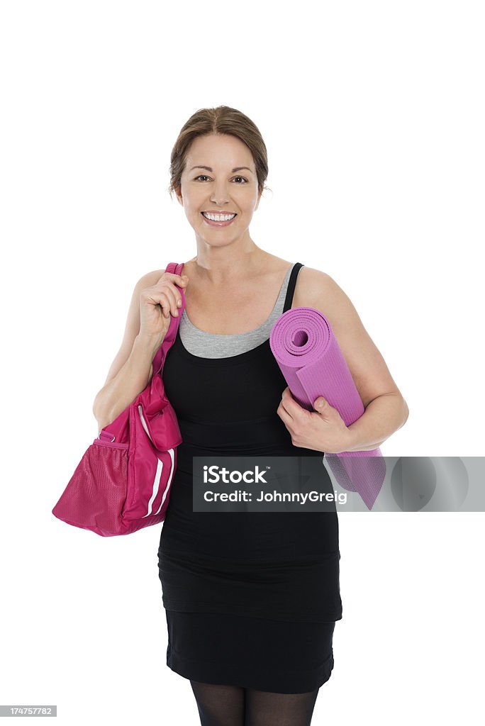 Зрелая женщина с Тренировочный коврик и спортивная сумка - Стоковые фото Держать роялти-фри