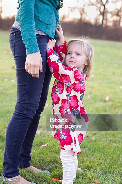 Foto de Chegar Para A Mamãe e mais fotos de stock de 2-3 Anos - 2-3 Anos, Adulto, Alcançar