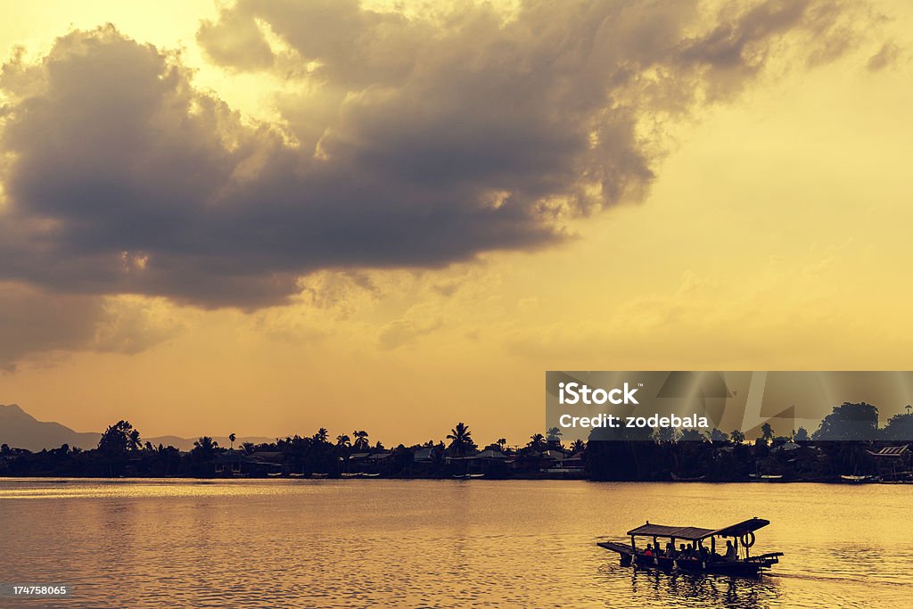 Bateau sur la rivière et le coucher du soleil sur l'île de Bornéo - Photo de Adulte libre de droits