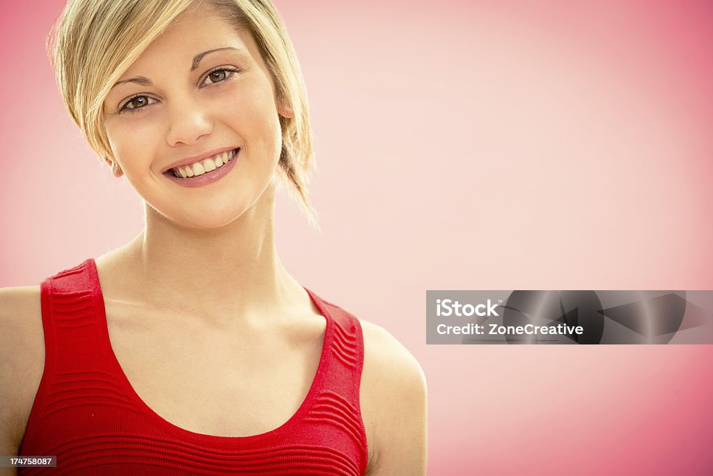 Romántico joven hermosa chica en amor fondo rosa - Foto de stock de A la moda libre de derechos