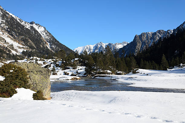 Vale Marcadau no Inverno Pirinéus - fotografia de stock