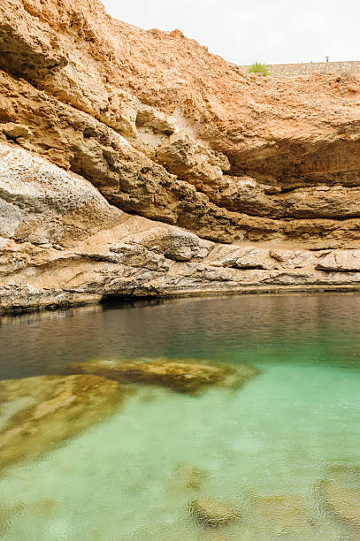 유명한 피트케언 싱크홀 - natural phenomenon hawiyat najm park cliff cave 뉴스 사진 이미지