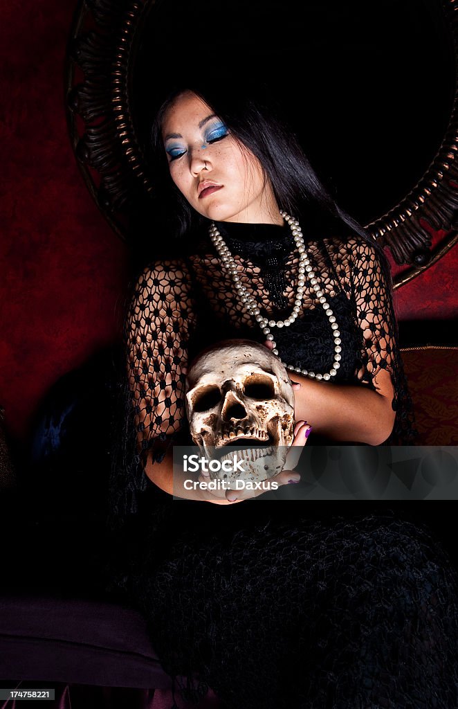Азиатская женщина с черепом - Стоковые фото Г�от роялти-фри