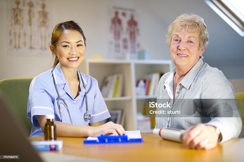 Enfermera con paciente senior - Foto de stock de Paciente libre de derechos