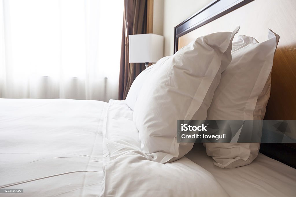 Letto nel soggiorno - Foto stock royalty-free di Accogliente