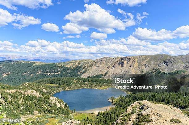 Pittoresco Lago Di Montagna Nelle Montagne Rocciose - Fotografie stock e altre immagini di Acqua