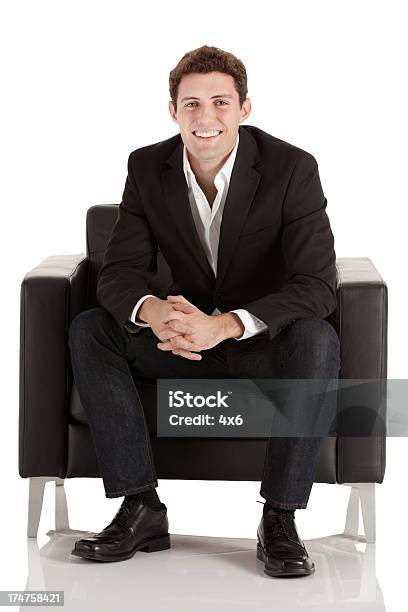 Sorridente Empresário Sentado Em Uma Cadeira De Braços - Fotografias de stock e mais imagens de 20-29 Anos