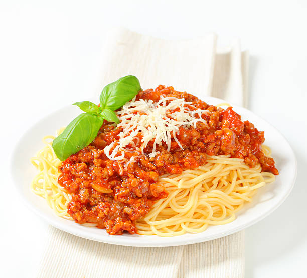 esparguete bolonhesa - spaghetti cooked heap studio shot imagens e fotografias de stock