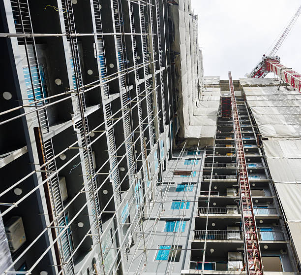 estrutura do edifício em construção pré-moldado - construction concrete large building activity - fotografias e filmes do acervo