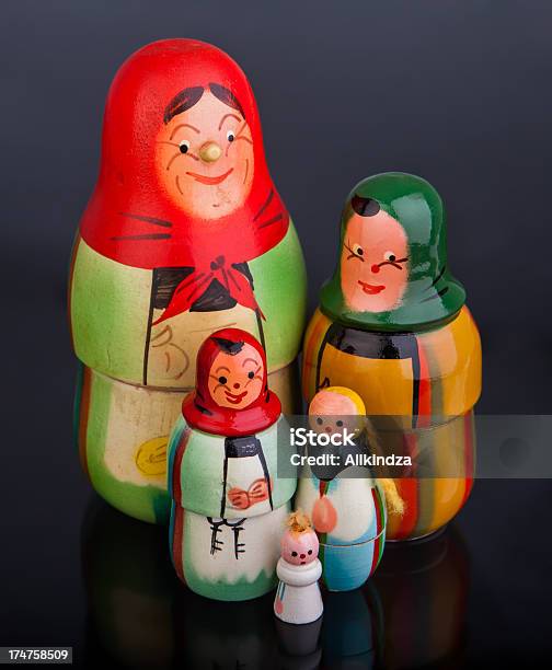 Foto de Nidificação De Esmalte Vintage Bonecas e mais fotos de stock de Polônia - Polônia, Souvenir, Boneca Russa