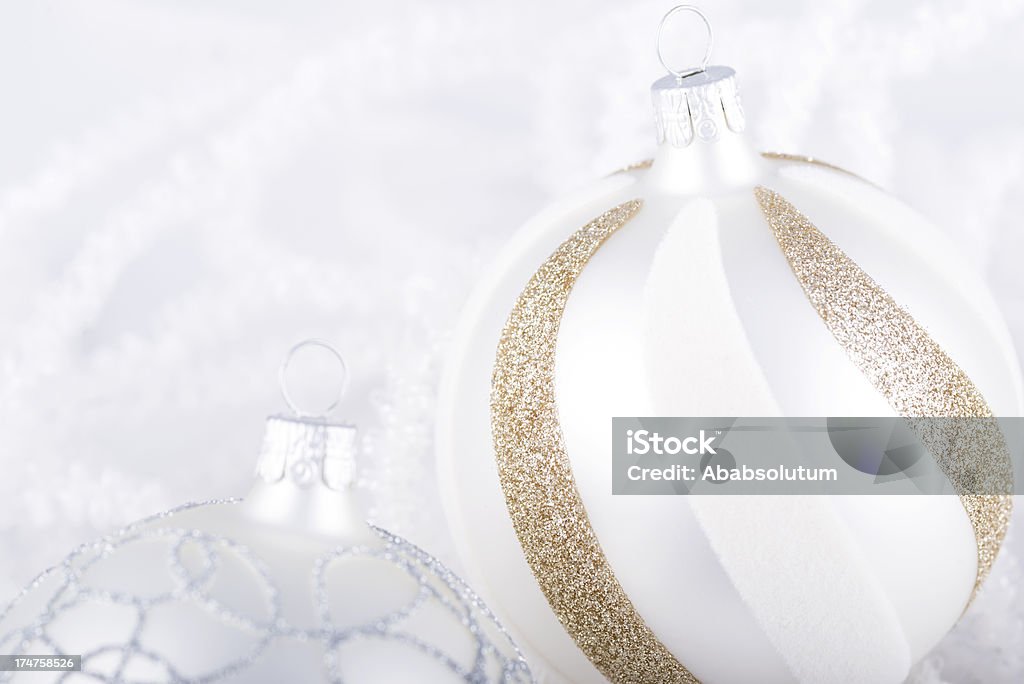 Deux de décorations de Noël basiques sur «avec neige - Photo de Blanc libre de droits