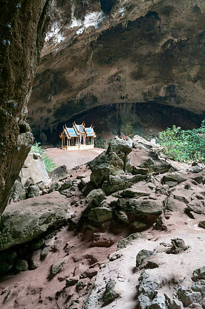 kuha karuhas pavillon em phraya de cave, tailândia - phraya nakhon cave imagens e fotografias de stock