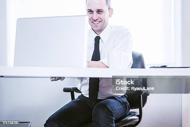 깨끗하다 현대적이다 사무실 및 비즈니스 남자 30-39세에 대한 스톡 사진 및 기타 이미지 - 30-39세, 그루터기-얼굴부위 털, 기업가