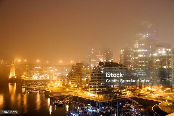 Misty Cidade - Fotografias de stock e mais imagens de Ao Ar Livre - Ao Ar Livre, Baía Inglesa, Beira d'Água