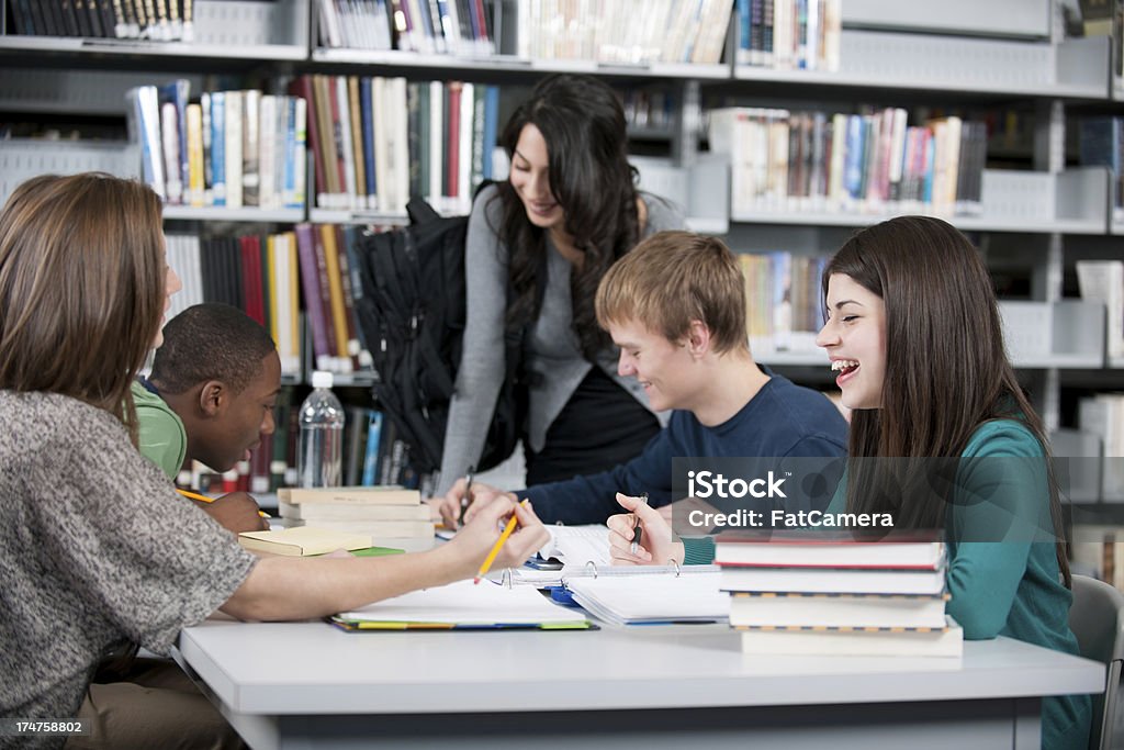 Studieren in der Bibliothek - Lizenzfrei 16-17 Jahre Stock-Foto