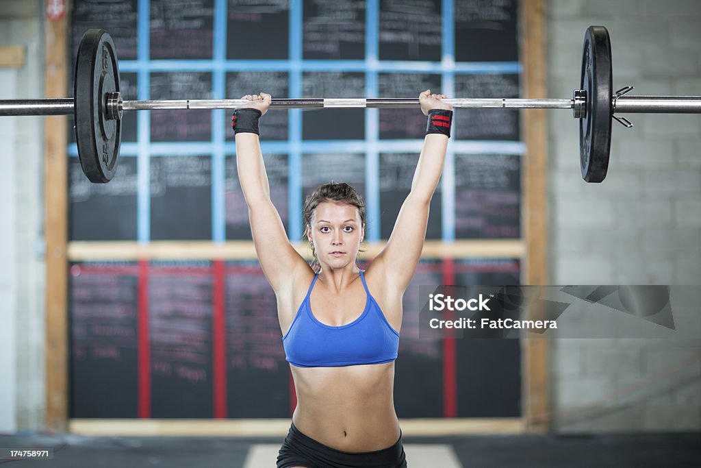 Ragazza atleti di crossfit. - Foto stock royalty-free di A petto nudo