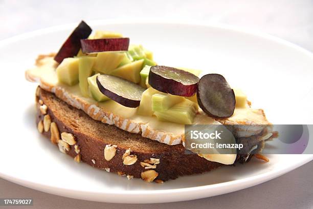 브라운 호밀빵 브리 치즈 아보카도 및 포도 0명에 대한 스톡 사진 및 기타 이미지 - 0명, 갈색 빵, 건강한 식생활
