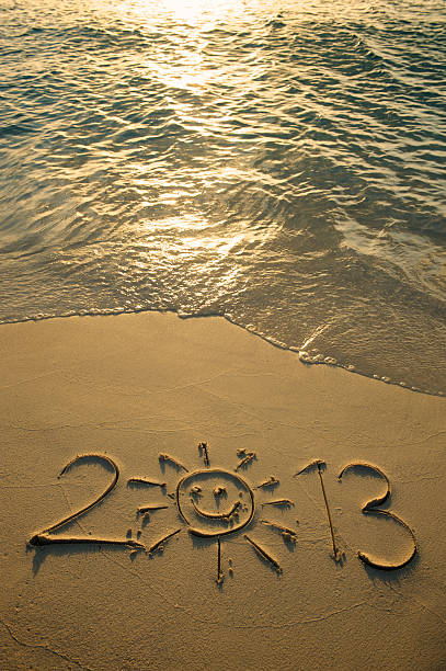 rok 2013 wiadomość smiley face złoty zachód s�łońca plaża - 2013 beach sand new years eve zdjęcia i obrazy z banku zdjęć