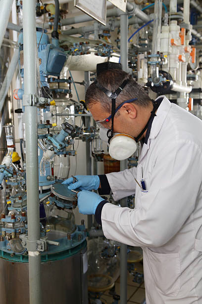 trabajador reparaciones sistema de purificación de agua - sewage treatment plant factory quality control scientific experiment fotografías e imágenes de stock