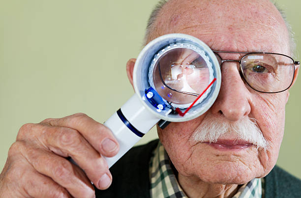 senior hombre con la degeneración macular - pain human eye senior adult men fotografías e imágenes de stock