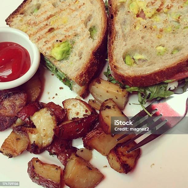 Sándwiches Y Papas Rojo Foto de stock y más banco de imágenes de Patata roja - Patata roja, Aguacate, Alimento