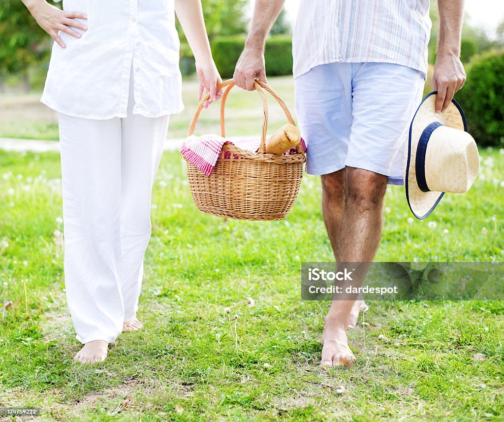 Paar gehen für ein Picknick - Lizenzfrei Aktiver Lebensstil Stock-Foto