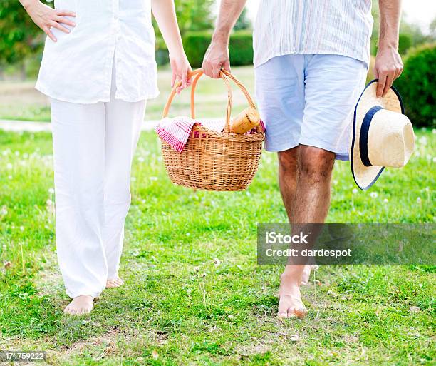 Paar Gehen Für Ein Picknick Stockfoto und mehr Bilder von Aktiver Lebensstil - Aktiver Lebensstil, Aufregung, Dating