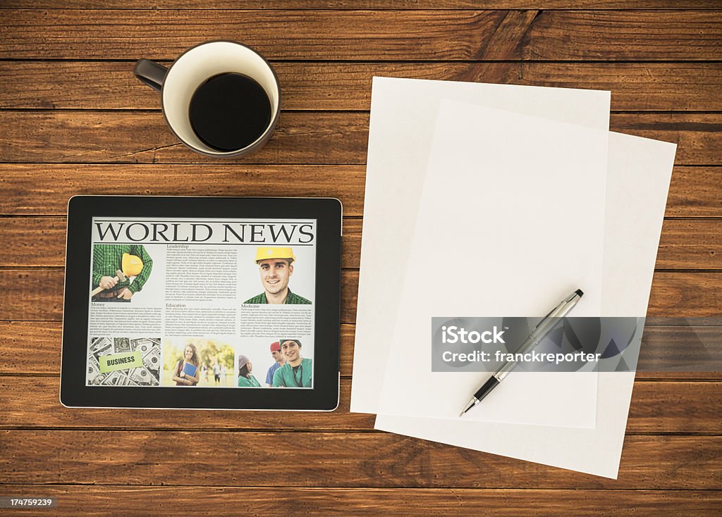 Escritorio con las noticias del mundo en la tableta digital - Foto de stock de Blanco - Color libre de derechos