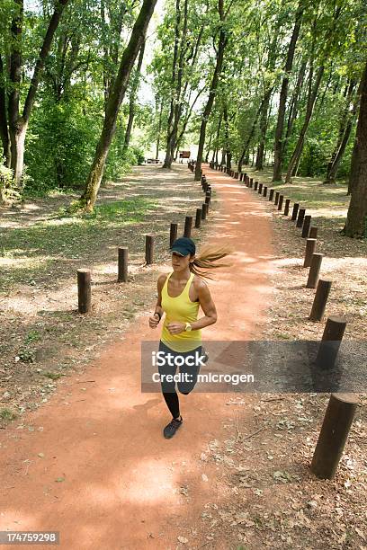 ジョギングの若い女性 - カラー画像のストックフォトや画像を多数ご用意 - カラー画像, ジョギング, スポーツ
