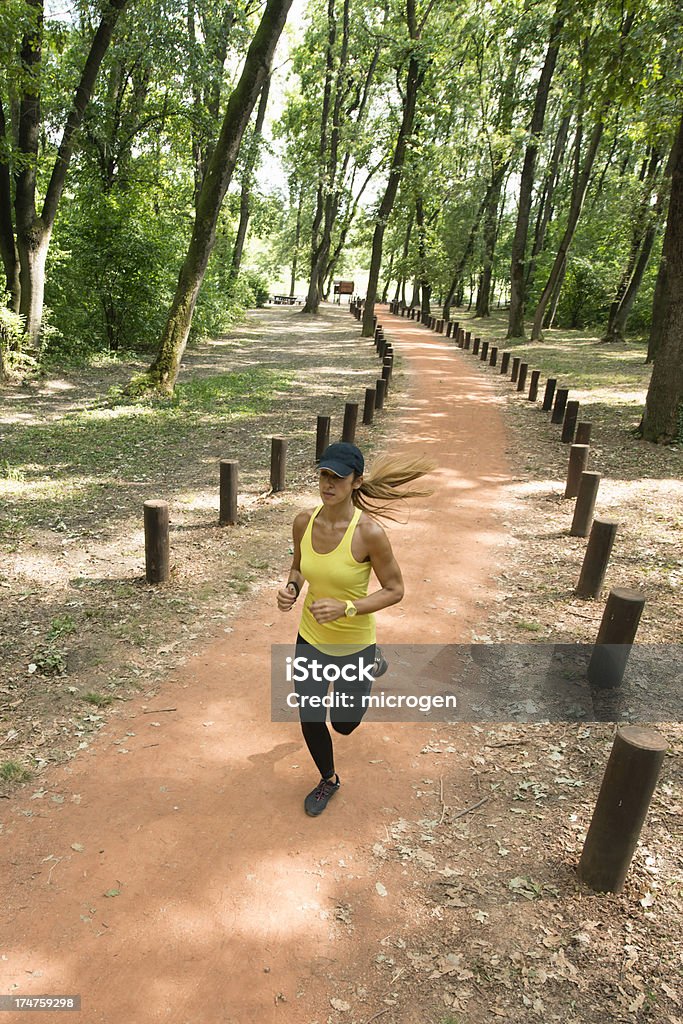 Jovem mulher jogging - Royalty-free Adulto Foto de stock