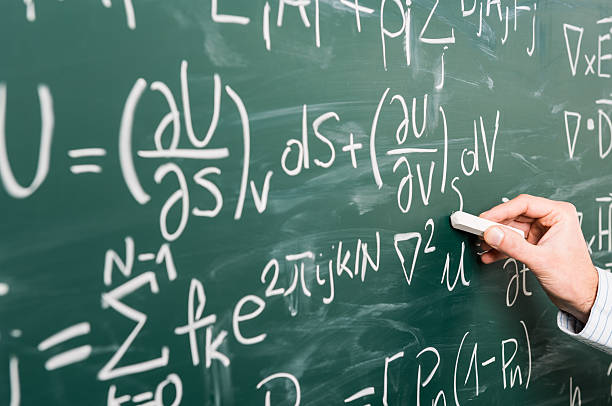 homme d'écriture sur tableau noir équation - formula blackboard complexity scientist photos et images de collection