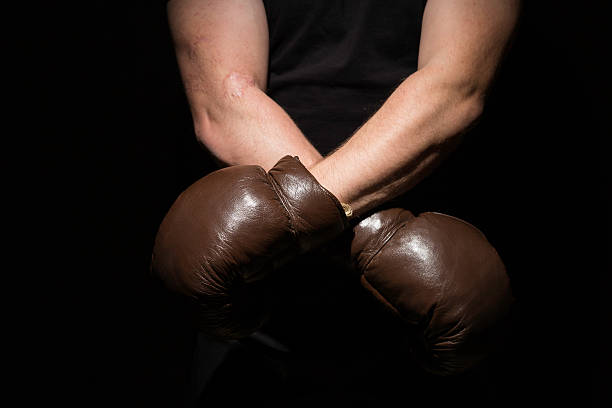 mani con guanti da boxe - conflict boxing glove classic sport foto e immagini stock